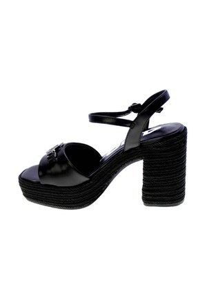 Sandalo nero con plateau e tacco alto, tacco spesso con trama intrecciata, punta aperta, ampia fascia anteriore e cinturino regolabile alla caviglia con fibbia.