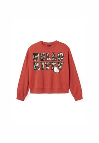 Sudadera corta roja con "HELLO KITTY" en letras negras y de estampado de leopardo, con un rostro de gato blanco y un detalle de lazo rojo. Textura suave.