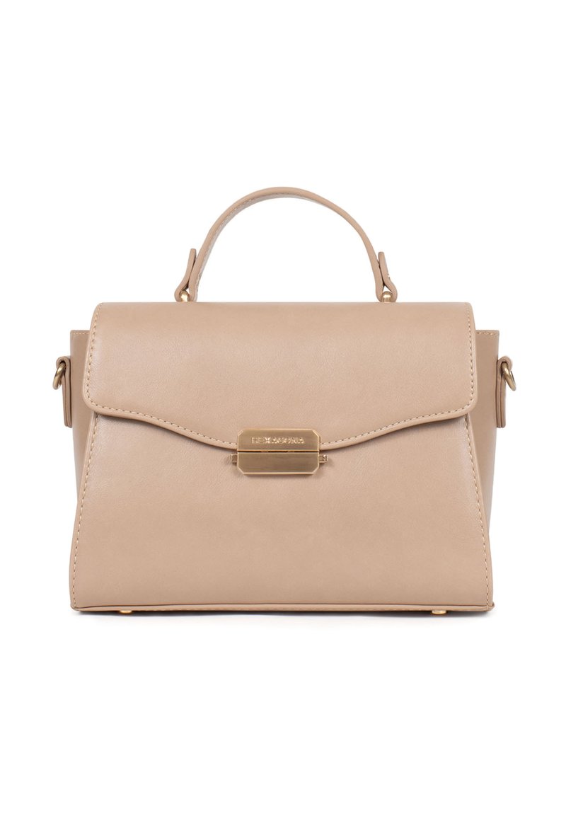Borsa a mano in pelle beige con forma strutturata, manico superiore e pattina anteriore. Presenta hardware in tonalità oro e chiusura a gancio.