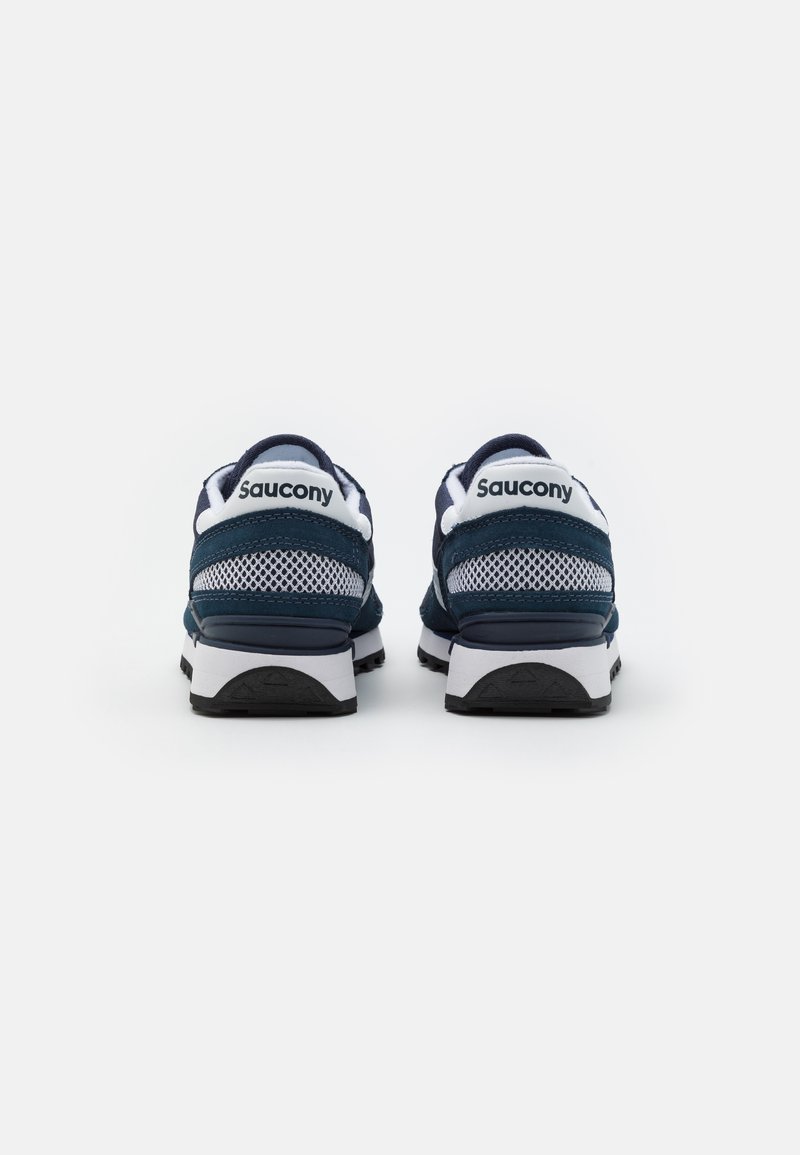 Zapatillas de correr en color azul marino con parte superior de malla, acentos blancos y suela negra. Cuenta con un logo en la parte posterior y un talón acolchado para mayor soporte.