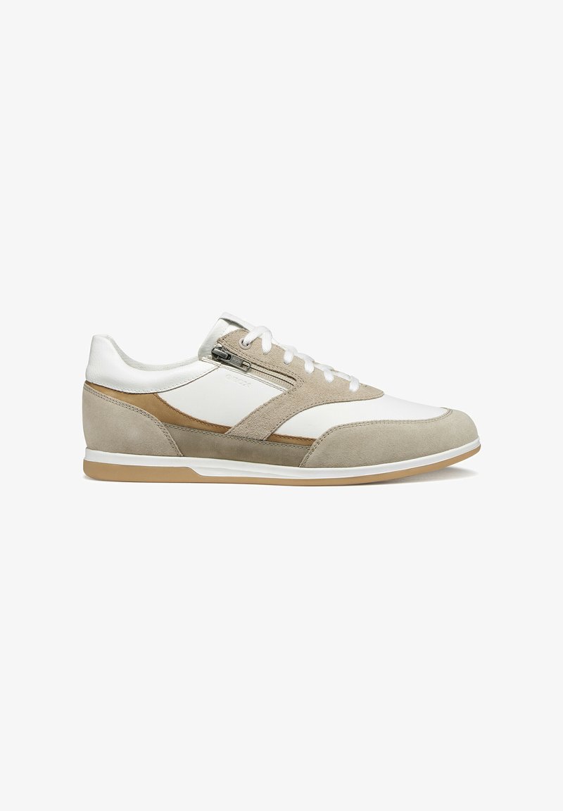 Basket décontractée pour homme en blanc, beige et marron clair avec des panneaux en daim et cuir, des lacets blancs et un détail de zip latéral.