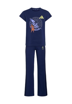 Tenue enfant bleu marine avec haut à manches courtes représentant Moana tenant un bâton, et pantalon assorti avec les logos Adidas et Disney.