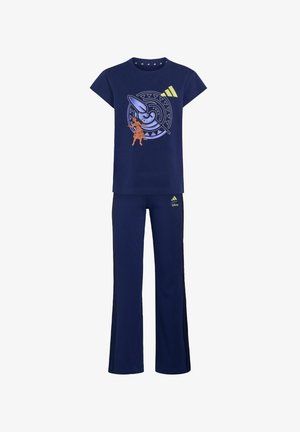 Conjunto azul marino para niños con camiseta de manga corta con gráfico de Moana sosteniendo una lanza y pantalones a juego con los logotipos de Adidas y Disney.