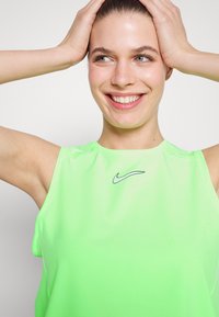 Nike Performance FC - T-shirt desportiva - lime glow/white