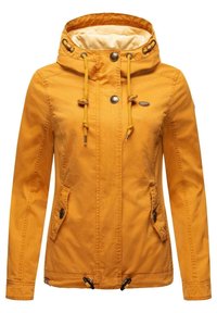 Žlutá kapuce s lehkého materiálu, obsahující stahovací šňůrky, dvě přední kapsy se zapínáním na knoflík a měkkou podšívku.