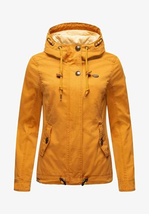 Żółta kurtka z kapturem, wykonana z lekkiego materiału, z troczkami, dwoma przednimi kieszeniami z zapięciami na guziki oraz miękką podszewką.