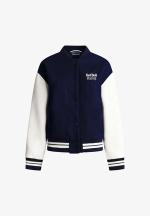 Marineblauw-witte varsityjas met het "Red Bull Racing"-logo op de borst en geribde boorden en zoom met strepen.