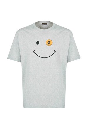 T-shirt grigia in cotone con maniche corte, caratterizzata da una grande grafica nera a forma di sorriso e una toppa rotonda gialla con un design di anatra.