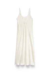 Vestido de satén color crema con tirantes finos y detalle de encaje en el escote en V profundo, presentado sobre un fondo blanco.