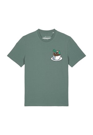 Grünes T-Shirt mit kurzen Ärmeln und einer kleinen Grafik einer Tasse, gefüllt mit Ozeanwellen, einer Palme und einer untergehenden Sonne auf der Brust.