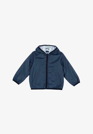 Chaqueta azul marino con un estampado a cuadros, cierre de cremallera, puños elásticos y capucha. Presenta dos bolsillos laterales y un material ligero.