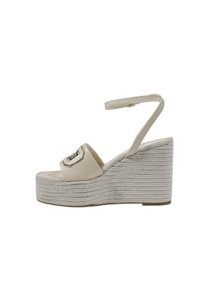 Sandales à talon compensé beiges avec une tige en cuir lisse, une bride de cheville réglable et une plateforme en style espadrille tissée. Détail en métal argenté à l'avant.