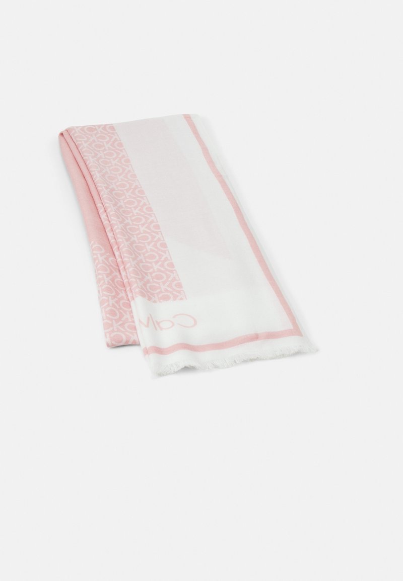Foulard rectangulaire plié rose et blanc avec un motif de logo répété et une bordure rose clair sur fond blanc.