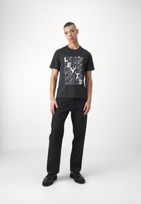 Levi's® RELAXED FIT - Trükipildiga T-särk - zigzag headline caviar