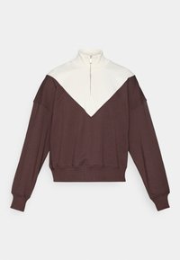 Brun og kremet half-zip genser med V-formet fargeblokkmønster, ribbede mansjetter og en myk tekstur.