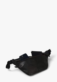 Schwarze Leder-Gürteltasche mit verstellbarem Riemen, ausgestattet mit einem Reißverschluss, zeigt ein Smartphone und Karten im Inneren. Glatte Textur, kompaktes Design.