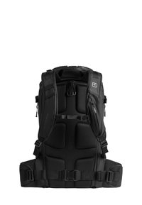 Schwarzer Rucksack mit gepolstertem Rücken und Trägern, mehreren Reißverschlusstaschen, verstellbaren Clips und einem eleganten, strukturierten Design.