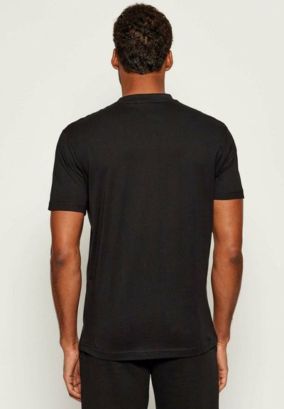 T-shirt nera a maniche corte con scollatura rotonda, realizzata in morbido cotone, con una texture liscia e un design pulito e semplice.
