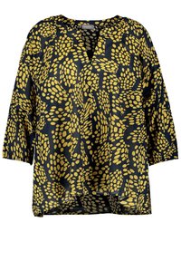 Granatowa bluzka z dekoltem w serek i rękawami o długości trzy czwarte, z żółtym wzorem w owalne i geometryczne kształty, wykonana z lekkiego materiału.