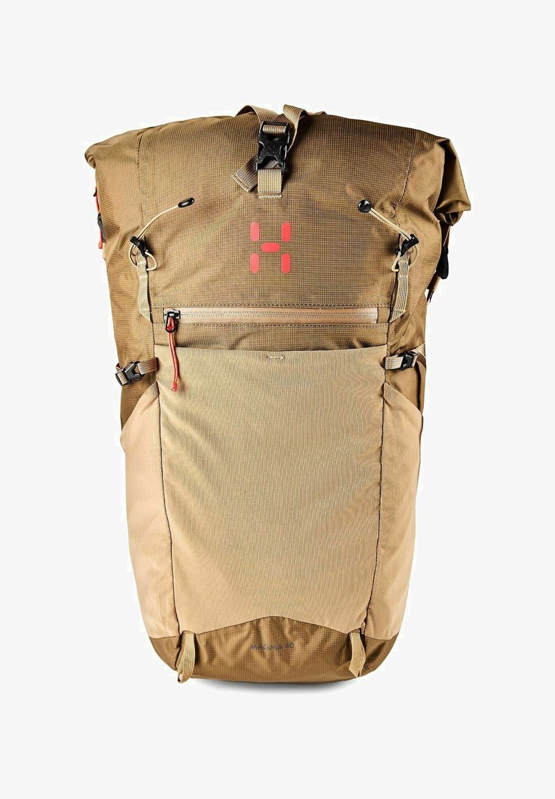 Sac à dos roulé couleur fauve avec poche zippée à l'avant, bretelles ajustables et accents de quincaillerie rouges, conçu pour une utilisation en plein air.