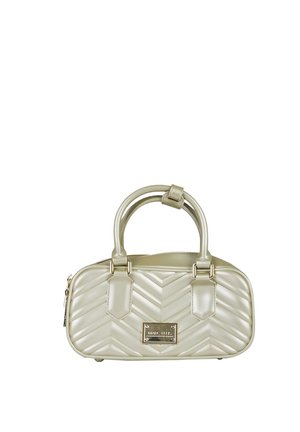 Kleine beige leren handtas met chevronpatroon, dubbele ronde handgrepen, logo in goudkleurig metaal en ritssluiting.