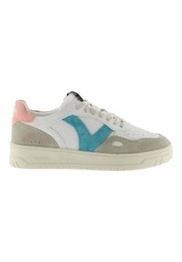 Sneaker bianco con accenti grigio chiaro e teal, realizzato in materiali scamosciati e in pelle, punta perforata e un tab sul tallone rosa. Presenta una suola in gomma.