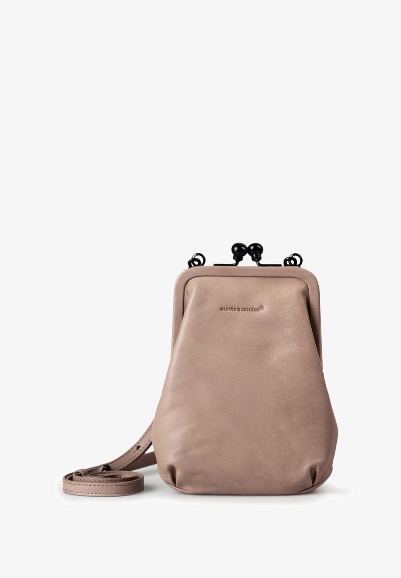 Borsa a tracolla in pelle di un beige chiaro, con chiusura a gancio e hardware nero, texture liscia e forma arrotondata. Inclusa una tracolla regolabile.