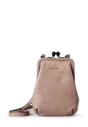 Borsa a tracolla in pelle di un beige chiaro, con chiusura a gancio e hardware nero, texture liscia e forma arrotondata. Inclusa una tracolla regolabile.