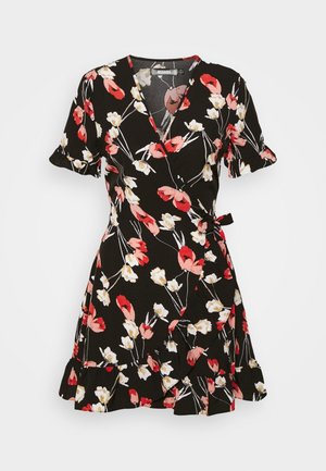 Robe portefeuille noire à manches courtes avec imprimé floral rouge et blanc, ourlet à volants et ceinture à la taille.