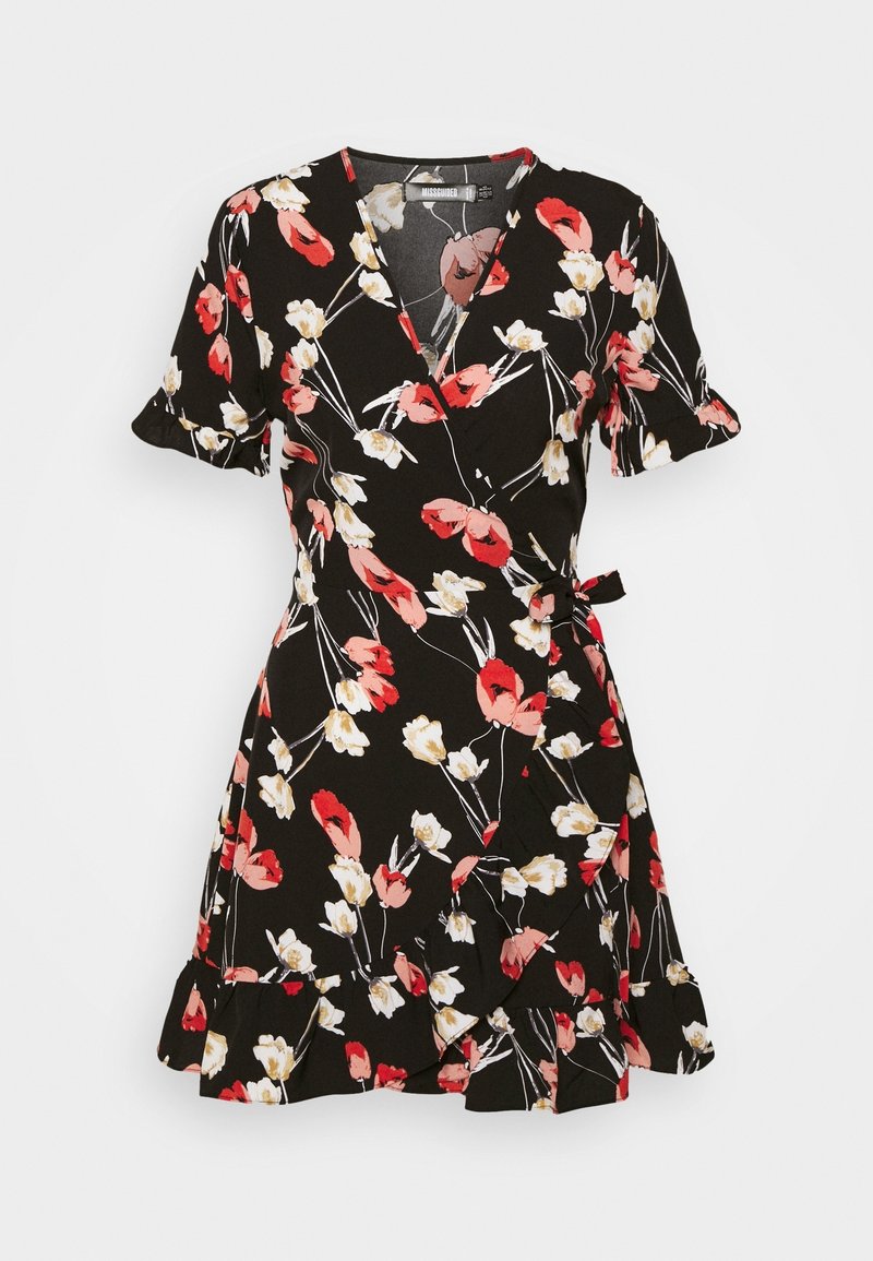Robe portefeuille noire à manches courtes avec imprimé floral rouge et blanc, ourlet à volants et ceinture à la taille.