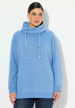 Lichtblauwe oversized sweatshirt met een kraag, met witte en blauwe koorden en gouden metalen accenten. Zachte, gestructureerde stof.