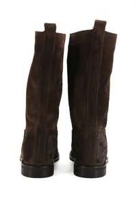 Stivali al ginocchio in suede marrone con tacco piatto e cuciture laterali. Presentano anelli nella parte superiore per una vestibilità più facile. Superficie liscia e strutturata.