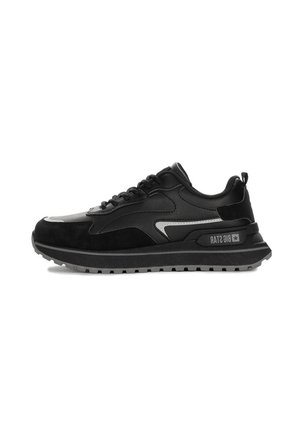 Czarne sportowe sneakersy wykonane z zamszu i materiałów syntetycznych. Wyposażone w teksturowaną podeszwę, odblaskowe akcenty i logo na boku.