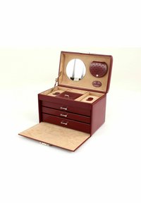 Boîte à bijoux en cuir bordeaux avec trois tiroirs, un miroir et des compartiments ; doublée de matériau semblable à du daim beige ; accent en matériel argenté.