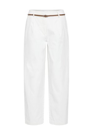 Białe spodnie z wysokim stanem, wąskim brązowym paskiem, bocznymi kieszeniami i prostym krojem nogawek, na białym tle.