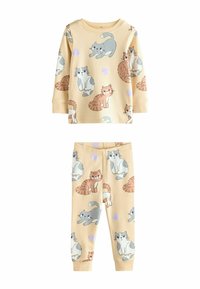 Conjunto beige para niños compuesto por camiseta de manga larga y pantalones, con ilustraciones divertidas de gatos en gris, naranja y blanco, y pequeños corazones en pastel morado.