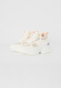 Adidași albi cu șireturi, cu accente pastelate texturate, detalii din aur și o talpă masivă albă. Prezentând un brâu cu un model și detalii lavandă.