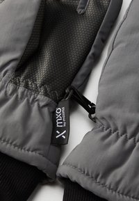 Luvas cinzentas com um painel preto texturizado, punhos elásticos e um clipe de fixação com um rótulo da marca. Material durável com detalhes cosidos.