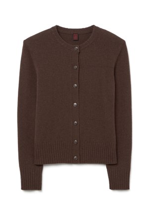 Cardigan de punto marrón con cuello redondo, frente abotonado, puños y dobladillo acanalados, y textura suave.