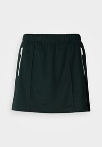 Falda deportiva negra fabricada con material suave, con una cintura elástica, dos bolsillos laterales con cremallera y detalles de pliegues para una forma estructurada.