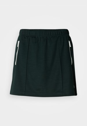 Černá sportovní sukně vyrobená z měkkého materiálu, s elastickým pasem, dvěma bočními zipovými kapsami a plisovanými detaily pro strukturovaný tvar.