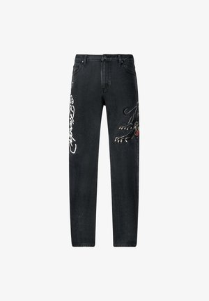Jeans de mezclilla negra con diseños bordados de un pantera y texto en las piernas. Corte recto con una cinturilla clásica y cinco bolsillos.
