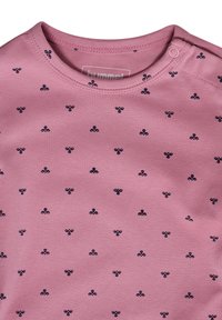 Różowy bodziak dla niemowląt z małymi, ciemnoniebieskimi wzorami pszczółek oraz zapięciem na napy na ramieniu.