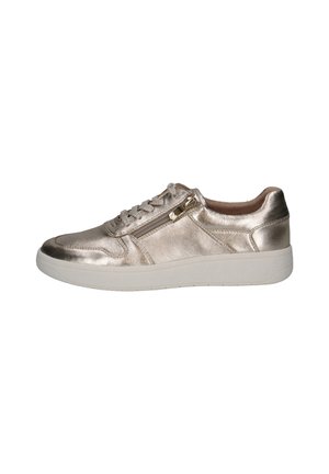 Sneaker argento metallico con una superficie liscia, dotato di una cerniera laterale, allacciatura frontale e una suola in gomma bianca. Accentuato da cuciture sottili.