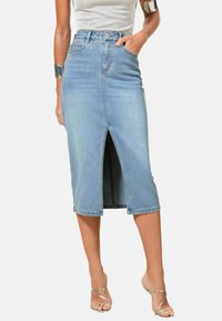 Lichtblauwe denim midi-rok met een voorin gespleten ontwerp, met een hoge taille, standaardstiksel en subtiele kristalaccenten nabij de tailleband.