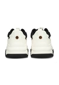 Sneaker mit einem weißen und schwarzen Farbschema, glattem Synthetik-Obermaterial, gepolstertem Kragen und schwarzer Außensohle mit einer dekorativen Akzentuierung.