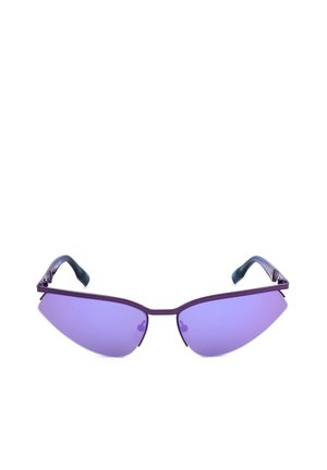 Occhiali da sole eleganti con montatura viola, lenti violette angolari e terminali delle aste neri imbottiti curvi su sfondo bianco.