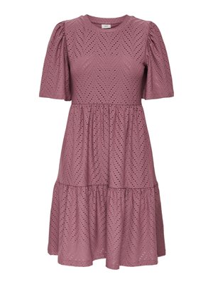 Fialově růžové midi šaty s krátkými rukávy a chevronovým vzorem vyšívání, přiléhavým pasem, nadýchanými rukávy a stupňovitou sukní.