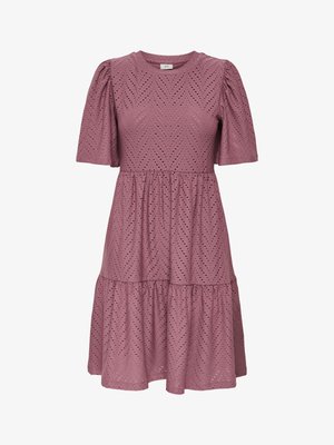 Vestido midi de manga corta en color malva con patrón de ojales en forma de chevron, cintura ajustada, mangas abullonadas y falda de capas.