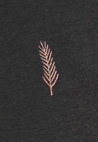 Zwarte stof met een roze geborduurd bladdesign. De textuur is glad met een lichte glans, die de complexe details van de borduring benadrukt.